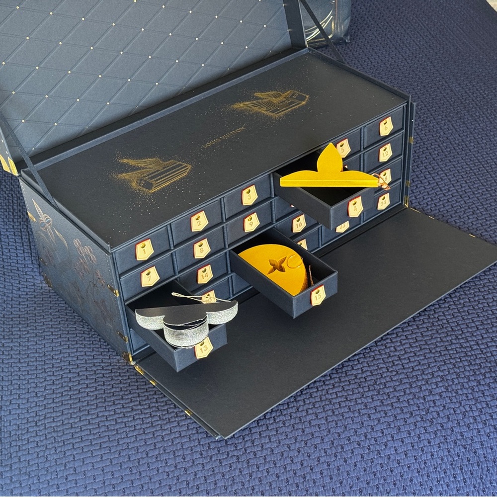 Louis Vuitton Navy and Gold Christmas calendar 2025 Box - Picture 3 of 7